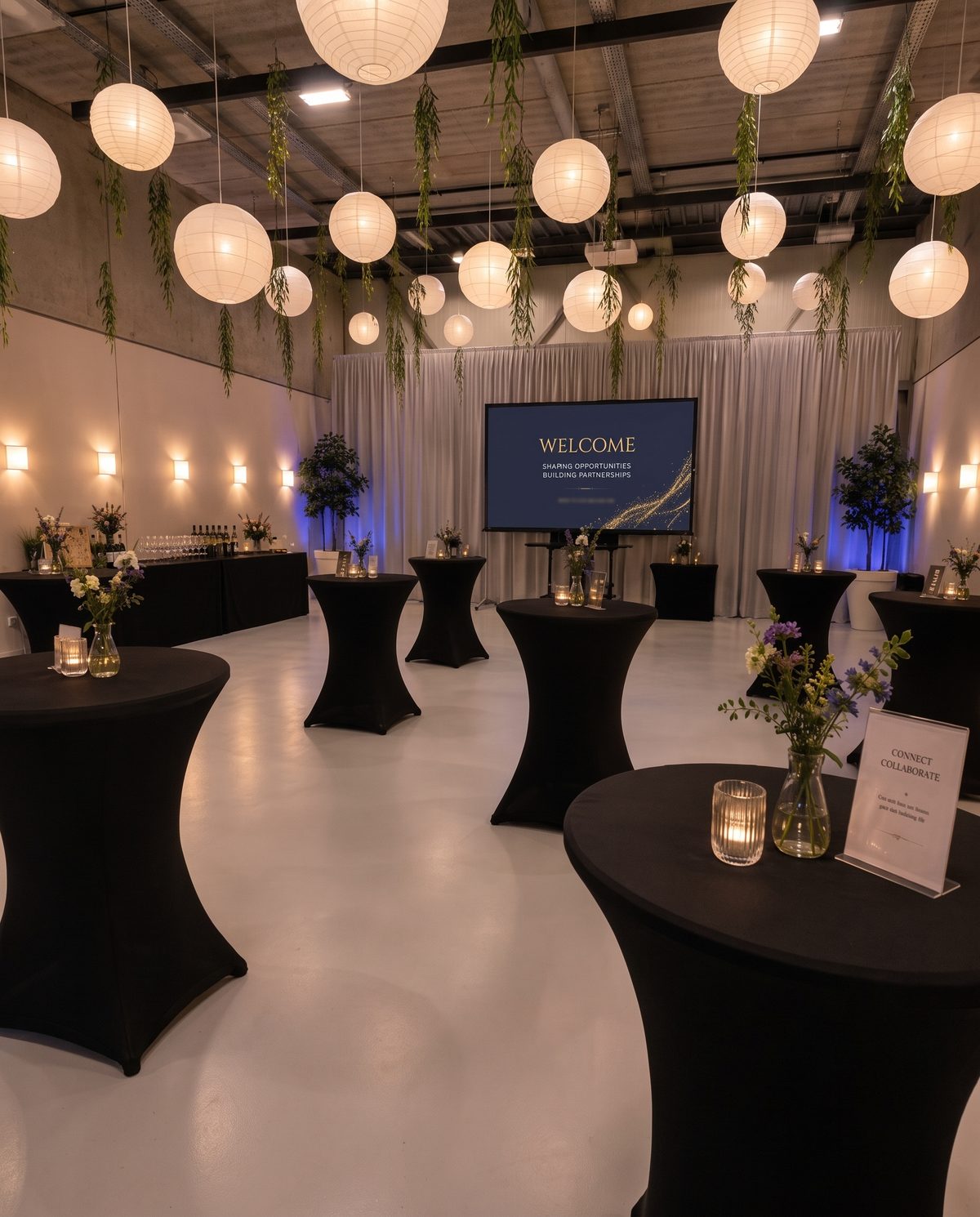 Sfeervol verlichte zaal met statafels, klaar voor een borrel met zelf meegebrachte drank