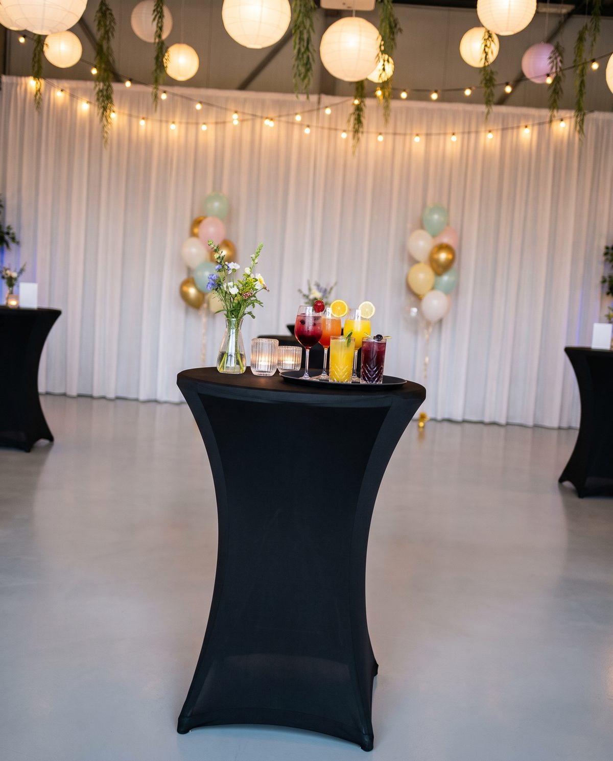 Statafel met een dienblad vol kleurrijke drankjes in de zaal van Top Feestzaal